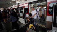 Sebelumnya penumpang menggunakan kereta dengan membeli voucher seharga Rp 2.000 yang bisa ditukarkan kembali dengan uang yang sama pada saat selesai menjajal kereta.