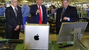 Trump sejak lama mengkampanyekan agar perusahaan besar membuka pabrik di dalam negeri untuk merekrut tenaga kerja domestik. Ia pun meminta Apple sedapat mungkin membuat gadget-nya di dalam negeri. Foto: Associated Press