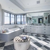 Kamar mandi super mewah ini adalah milik milenial paling kaya di Amerika Serikat, Kylie Jenner. Wanita yang sukses berbisnis kosmetik itu memilih tema monokrom abu-abu pada kamar mandinya. Sofa bulat berukuran kecil menghiasi kamar mandi Kylie Jenner yang luas. Sementara bathtub berada di dekat jendela yang menghadap pemandangan ke luar. Foto: Instagram