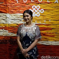 Paling sering pakai anting karena paling mudah. Kalau kalung itu kan tergantung mood karena kan kalung yang saya suka pakai dari Tulola itu yang gede jadi kalau misalkan pakai itu kan nggak mungkin setiap hari semua occasion semua acara saya pakai itu, biasanya anting yang saya juga sering pakai, imbuhnya Foto: Anggi Mayasari / Wolipop