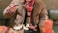 Suho EXO tak lupa mengabadikan dirinya saat menyantap daging psnggang di atas bara api. Foto: Instagram