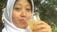 Sering disibukkan dengan meeting, ini cara Ayu Kartika Dewi untuk menambah energi dengan segelas minuman segar di tangannya. Foto: Instagram @ayukartikadewi
