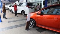 Pengunjung melihat mobil-mobil yang dipamerkan. Pool/Astra.