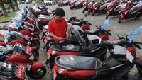 Petugas mengecek surat-surat kendaraan motor untuk perangkat desa di Kantor Pemerintahan Kabupaten Klaten, Jawa Tengah, Jumat (22/11/2019). ANTARA FOTO/Aloysius Jarot Nugroho.
