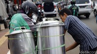 Meski begitu, dandang buatan para perajin di Cawang ini pun masih memiliki konsumennya tersendiri yang tak hanya cocok dengan harga tetapi juga kualitas dandang buatan para perajin yang tak kalah jika diuji dengan dandang buatan pabrik.