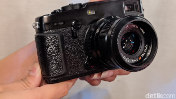 Kamera ini dibekali sensor 26.1MP X-Trans2 CMOS 4 dan mesin pemrosesan gambar X-Processor 4, untuk memastikan tingkat kinerja dan kualitas gambar yang tajam. Foto: Adi Fida Rahman/detikINET