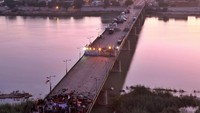 Bentrokan sebelumnya pecah di Jalan Rasheed, Baghdad, sebuah pusat budaya yang dikenal dengan gedung-gedung tua, dan di jembatan Ahrar. Pasukan keamanan menembakkan amunisi tajam, gas air mata dan granat kejut untuk membubarkan demonstran. Hadi Mizban/AP Photo.