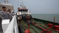 Dua petugas Bakamla (Badan Keamanan Laut) mengawasi kapal khusus pengangkut BBM SPOB (Self Propelled Oil Barge) dengan nomor lambung Noah 99 yang mengangkut 35 ton BBM jenis solar dan ditahan di Dermaga Golden Key 6, di Bojonegoro, Serang, Banten, Kamis (21/11/2019) lalu.