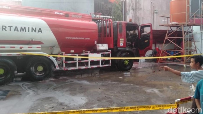 Truk Tangki Pengisi BBM Terbakar di SPBU Jalan Masjid Raya Makassar