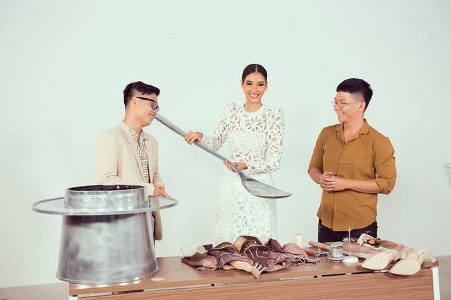 Kostum nasional Mia Hong ini disambut dengan berbagai komentar netizen. Ada yang menyebutnya lucu, unik hingga diyakini bisa menang di ajang Miss Universe 2019 yang digelar di Atlanta, Georgia, 8 Desember 2019. Foto: Instagram @missuniversevietnam, @hoangthuy_official