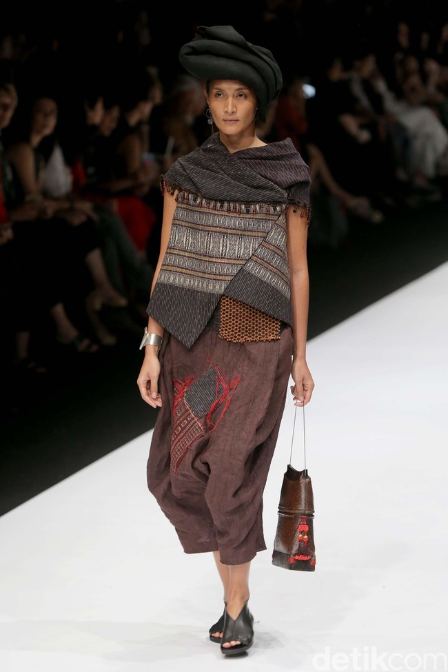 Perancang Adrian Gan memamerkan koleksi kain-kain ulos antik yang menawan di Jakarta Fashion Week 2020, Senayan City, Jakarta. Senin [28/10/2019]. Foto: Rachman Haryanto/detikcom
