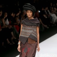 Perancang Adrian Gan memamerkan koleksi kain-kain ulos antik yang menawan di Jakarta Fashion Week 2020, Senayan City, Jakarta. Senin [28/10/2019]. Foto: Rachman Haryanto/detikcom