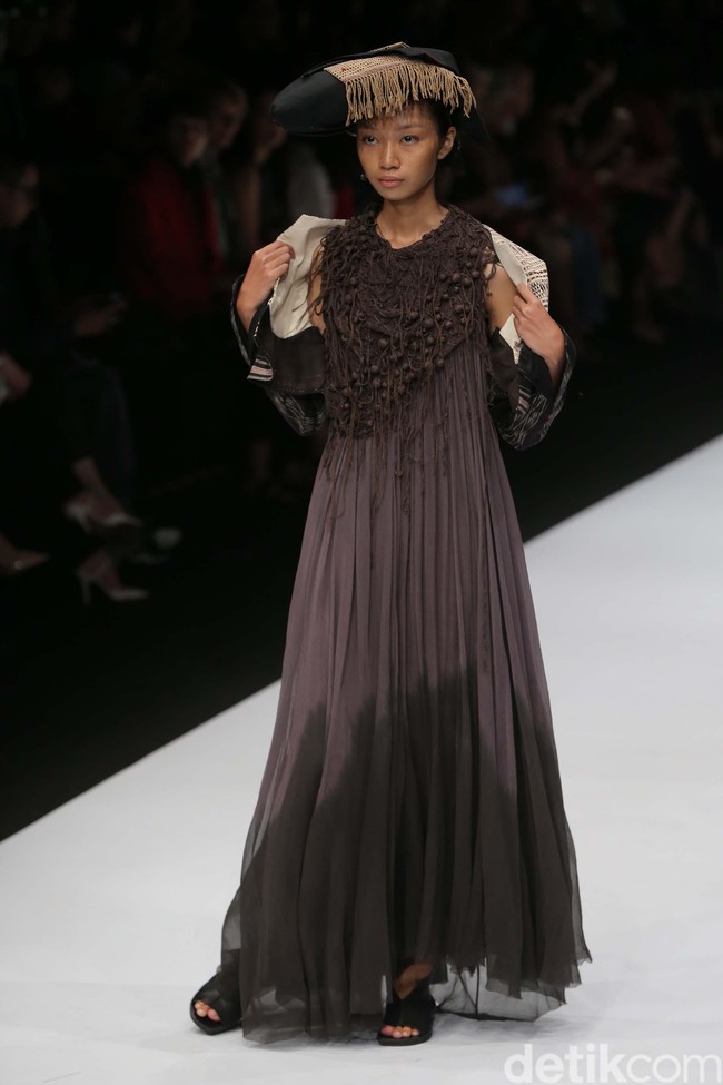 Perancang Adrian Gan memamerkan koleksi kain-kain ulos antik yang menawan di Jakarta Fashion Week 2020, Senayan City, Jakarta. Senin [28/10/2019]. Foto: Rachman Haryanto/detikcom