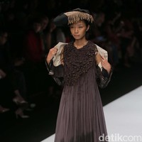 Perancang Adrian Gan memamerkan koleksi kain-kain ulos antik yang menawan di Jakarta Fashion Week 2020, Senayan City, Jakarta. Senin [28/10/2019]. Foto: Rachman Haryanto/detikcom