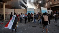Sedikitnya 320 demonstran tewas dan ribuan orang lainnya luka-luka sejak unjuk rasa digelar pada 1 Oktober lalu. Para demonstran turun ke jalanan untuk memprotes korupsi pemerintah yang meluas, kurangnya lapangan kerja dan layanan publik yang buruk, termasuk pemotongan suplai listrik. Khalid Mohammed/AP Photo.