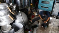 Dandang yang dibuat para perajin tersebut berbahan seng.