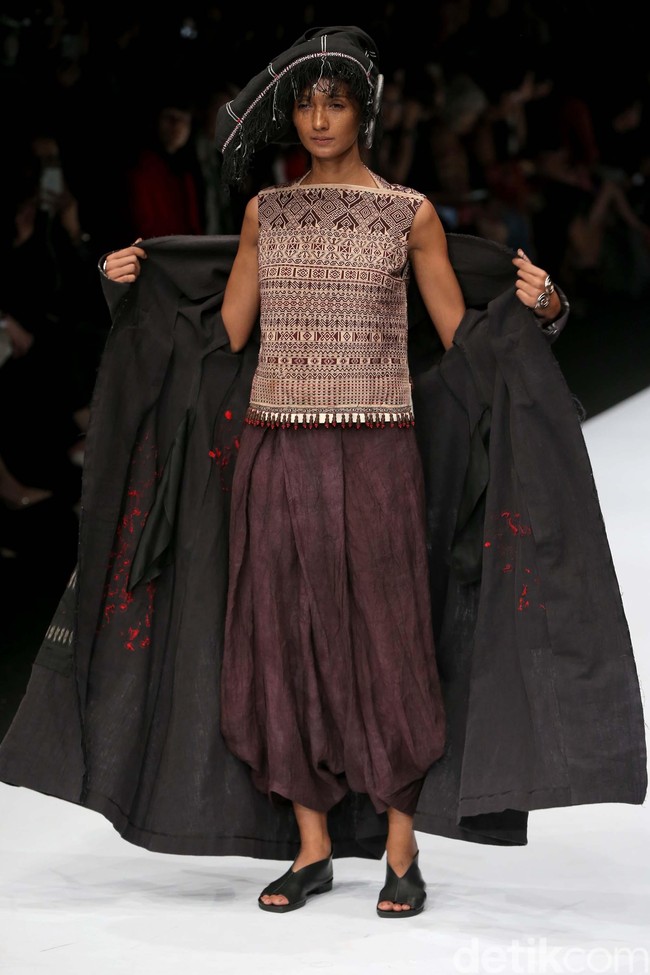 Perancang Adrian Gan memamerkan koleksi kain-kain ulos antik yang menawan di Jakarta Fashion Week 2020, Senayan City, Jakarta. Senin [28/10/2019]. Foto: Rachman Haryanto/detikcom