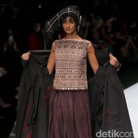 Perancang Adrian Gan memamerkan koleksi kain-kain ulos antik yang menawan di Jakarta Fashion Week 2020, Senayan City, Jakarta. Senin [28/10/2019]. Foto: Rachman Haryanto/detikcom