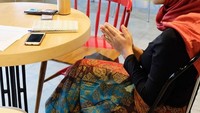 Mengunjung kafe kekinian, ini pose Ayu Kariwa Dewi dengan menopang dagu sambil menunggu pesanan datang. Foto: Instagram @ayukartikadewi