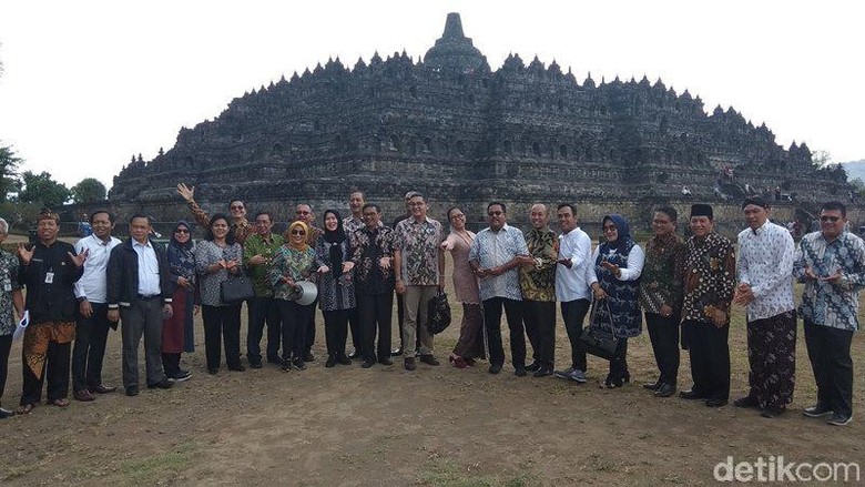 Rombongan Komisi X DPR RI di Candi Borobudur, (Eko Susanto/detikcom) Rombongan Komisi X DPR RI di Candi Borobudur, (Eko Susanto/detikcom)