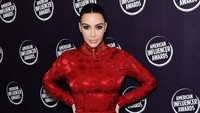 Kim Kardashian lebih memilih memakai high heels setinggi 4 inchi. Presley Ann/Getty Images