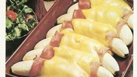 Sekitar tahun 1970an pernah muncul resep ham berpadu pisang mentah. Tak hanya itu, gulungan ham pada pisang juga disirami saus Hollandaise yang gurih creamy. Foto: Istimewa