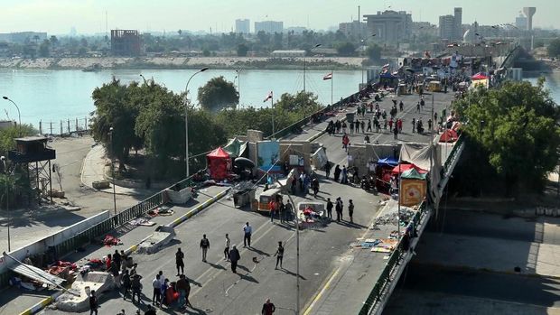 Demonstran Irak menduduki Jembatan Sinak yang mengarah ke zona penting di Baghdad