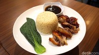 Nasi Hainan Bebek Panggang (Rp 50.000), yang sayang untuk dilewatkan jika sedang makan di sini. Menu favorit yang satu ini berupa racikan nasi Hainan. Berupa daging bebek panggang tanpa tulang, nasi Hainam, bokchoy rebus, kuah kaldu ayam, dan saus hoisin yang biasa dipakai sebagai saus celup bebek panggang Peking. Foto: dok. detikFood