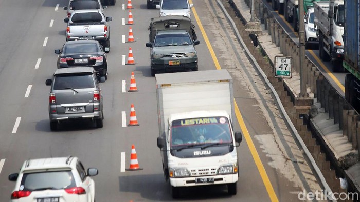 Jasa Marga memberlakukan contraflow di Tol JORR dari Bintara arah Cikampek. Contraflow itu untuk mengurai kemacetan di JORR KM 47.