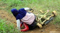 Permainan Kadaplak hidup kembali sekitar tahun 2013 di Batuloceng. Pagelarannya kerap dibarengi dengan perayaan hari besar seperti HUT RI atau penanda masa panen. Traveler tertarik mencoba? (Yudha Maulana/detikcom)