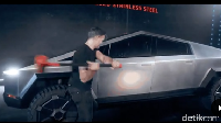 Cybertruck diklaim memiliki kemampuan dan daya angkut yang sangat kuat. Berlari melebihi kecepatan mobil Porsche dan bisa mengalahkan mobil pikap paling populer di Amerika, Ford F-150, dalam adu tambang. Pool/Tesla.