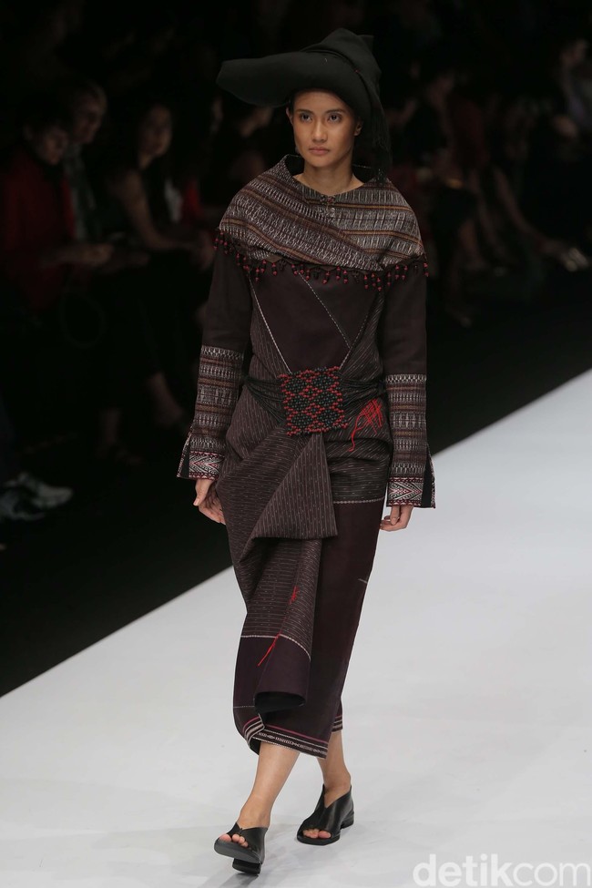 Perancang Adrian Gan memamerkan koleksi kain-kain ulos antik yang menawan di Jakarta Fashion Week 2020, Senayan City, Jakarta. Senin [28/10/2019]. Foto: Rachman Haryanto/detikcom