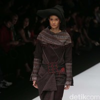 Perancang Adrian Gan memamerkan koleksi kain-kain ulos antik yang menawan di Jakarta Fashion Week 2020, Senayan City, Jakarta. Senin [28/10/2019]. Foto: Rachman Haryanto/detikcom