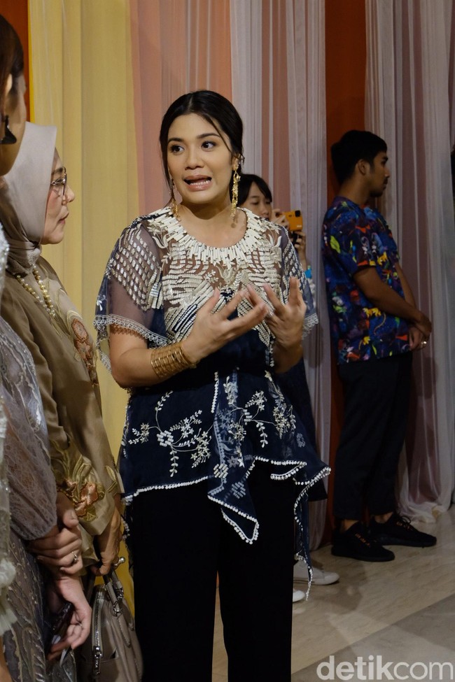 Istri mendikbud tampil mencuri perhatian dengan gayanya yang etnik. Franka mengenakan busana karya desainer Biyan Wanaatmadja dari koleksi Sumba. Foto: Anggi Mayasari / Wolipop