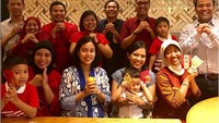 Bersama dengan sahabat terdekat yang tergabung dalam organisasi yang sana, ini kedekatan Ayu Kartika Dewi saat makan berama di kafe dalam rangka Tahun Baru China. Foto: Instagram @ayukartikadewi