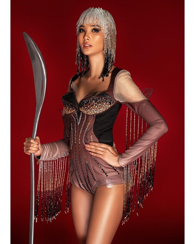 Sebelumnya kostum nasional Kopi Vietnam ini sudah dibocorkan Mia Hong di Instagram. Namun kostum yang dipamerkannya di Instagram ini sedikit berbeda dengan yang kini dipakainya saat jumpa pers dengan media. Foto: Instagram @missuniversevietnam, @hoangthuy_official