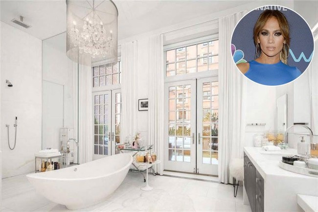 Rumah Jennifer Lopez yang berharga 20 juta poundsterling memiliki kamar mandi yang begitu mewah. Kamar mandi J-Lo serba putih dengan bathtub freestanding di bagian tengah ruangan. Ada juga shower di area terbuka dan meja rias dengan keramik marble yang besar.Foto: Instagram