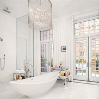 Rumah Jennifer Lopez yang berharga 20 juta poundsterling memiliki kamar mandi yang begitu mewah. Kamar mandi J-Lo serba putih dengan bathtub freestanding di bagian tengah ruangan. Ada juga shower di area terbuka dan meja rias dengan keramik marble yang besar.Foto: Instagram