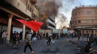 Korban tewas dalam bentrokan terbaru yang pecah saat unjuk rasa di Baghdad, Irak, bertambah menjadi 8 orang. Sedikitnya 90 orang lainnya mengalami luka-luka dalam salah satu bentrokan paling sengit antara demonstran antipemerintah dengan pasukan keamanan Irak dalam beberapa hari terakhir. Khalid Mohammed/AP Photo.