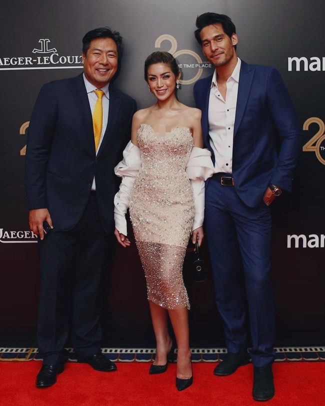 Setelah turun berat badan yang cukup banyak, tampak perubahan yang signifikan. Wajahnya terlihat lebih tirus, dan tulang di bagian selangkanya semakin menonjol.  Foto: Instagram @inijedar