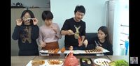 Super Kreatif! Wanita Ini Bikin BBQ Pakai Penghangat Ruangan Kantor