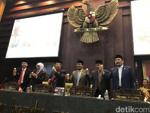Khofifah dan Anggota DPRD Jatim Kompak Makan Telur di Rapat Paripurna