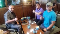  Dalam kesehariannya, Billy banyak bergaul. Ia juga termasuk foodies yang senang menikmati makanan sambil hangout seru. Foto: instagram @billymambrasar