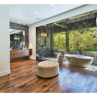 Inilah kamar mandi di rumah mewah Kris Jenner, ibunda Kim Kardashian dan para bintang Keeping Up With The Kardashians lainnya. Kamar mandi utama di rumah Kris begitu luas. Bahkan ada sofa kecil berbentuk bulat di dalam kamar mandi tersebut. Area bathtub dibuat terpisah dengan dressing room yang berlantai kayu. Foto: Instagram