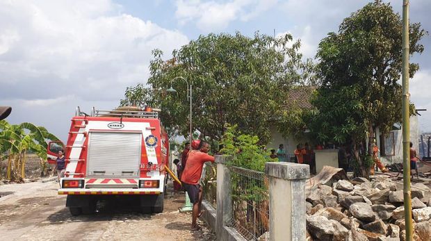 Dua rumah dan kandang sapi ludes terbakar di Wonogiri.