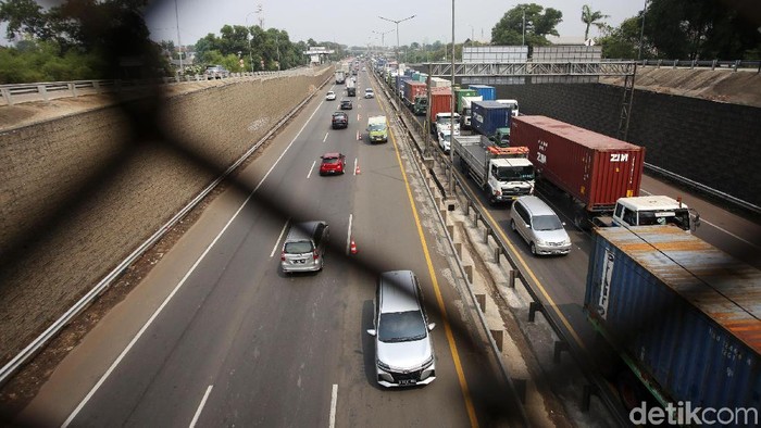 Jasa Marga memberlakukan contraflow di Tol JORR dari Bintara arah Cikampek. Contraflow itu untuk mengurai kemacetan di JORR KM 47.