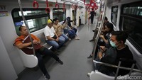 Direktur Utama LRT Jakarta Wijanarko mengatakan, dengan beroperasi secara komersial, maka dipatok tarif menggunakan LRT Jakarta sebesar Rp 5.000 untuk satu kali perjalanan. Tarif tersebut berlaku sama untuk jarak jauh maupun dekat.