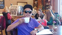 Segelas kopi jadi teman santai Billy. Mengenakan kacamata hitam membuat Billy tampak lebih keren nih. Oya Billy juga pernah ikut audisi ajang menyanyi Indonesian Idol lho. Foto: instagram @billymambrasar