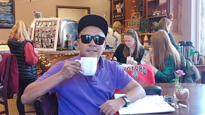 Kulineran Seru Billy Mambrasar, Anak Penjual Kue yang Kini Jadi Stafsus Jokowi