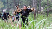 Aturan main kadaplak sangat sederhana, pemain menaiki mobil seukuran gokart yang dirakit dari kayu, lalu meluncur menuruni trek curam sepanjang 100 meter di lereng Bukit Tunggul. (Yudha Maulana/detikcom)